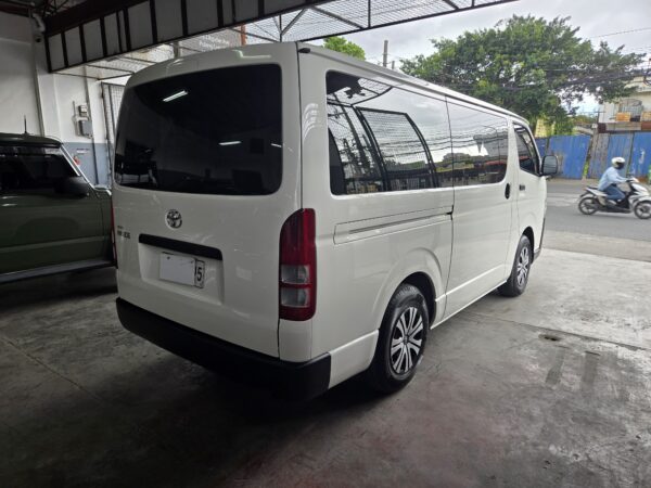 2018 TOYOTA HIACE COMMUTER 3.0 DIESEL M/T - Image 5