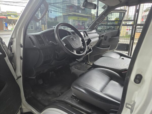 2018 TOYOTA HIACE COMMUTER 3.0 DIESEL M/T - Image 9