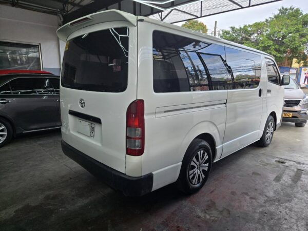 2018 TOYOTA HIACE COMMUTER 3.0 DIESEL M/T - Image 3