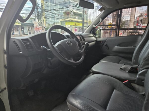 2018 TOYOTA HIACE COMMUTER 3.0 DIESEL M/T - Image 4