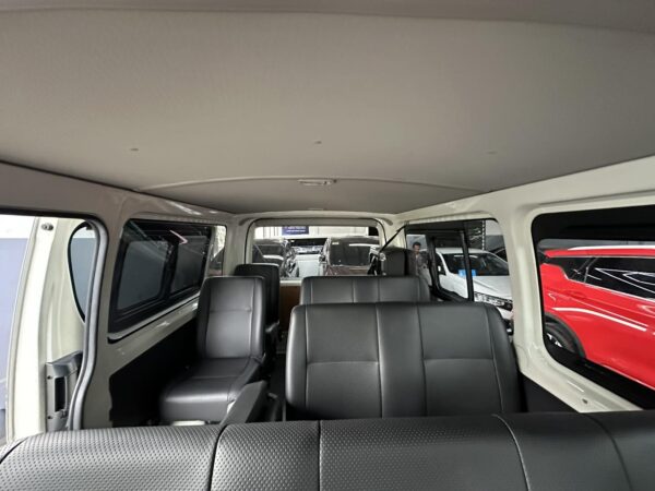 2022 TOYOTA HI ACE COMMUTER M/T 3. - Image 2