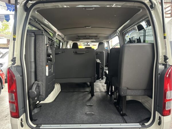 2022 TOYOTA HI ACE COMMUTER M/T 3. - Image 8