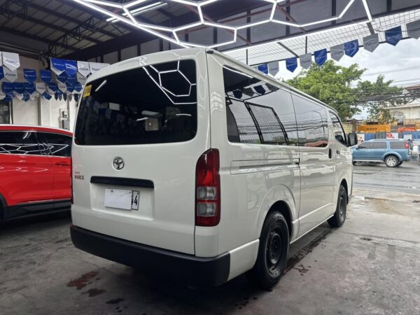 2022 TOYOTA HI ACE COMMUTER M/T 3. - Image 7