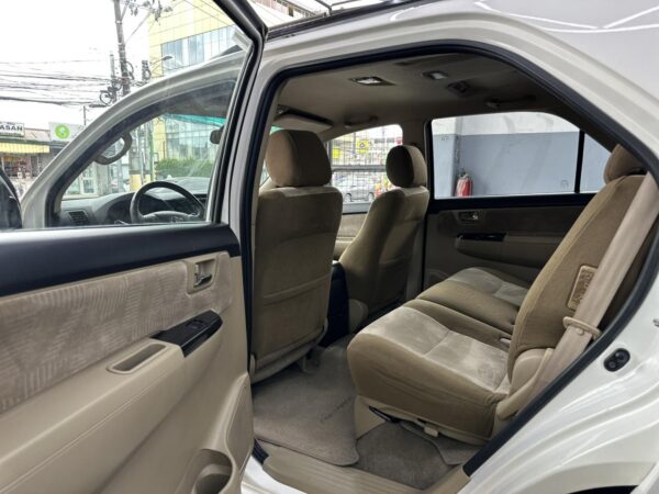 2013 TOYOTA FORTUNER 4x2 G GAS  A/T - Image 10